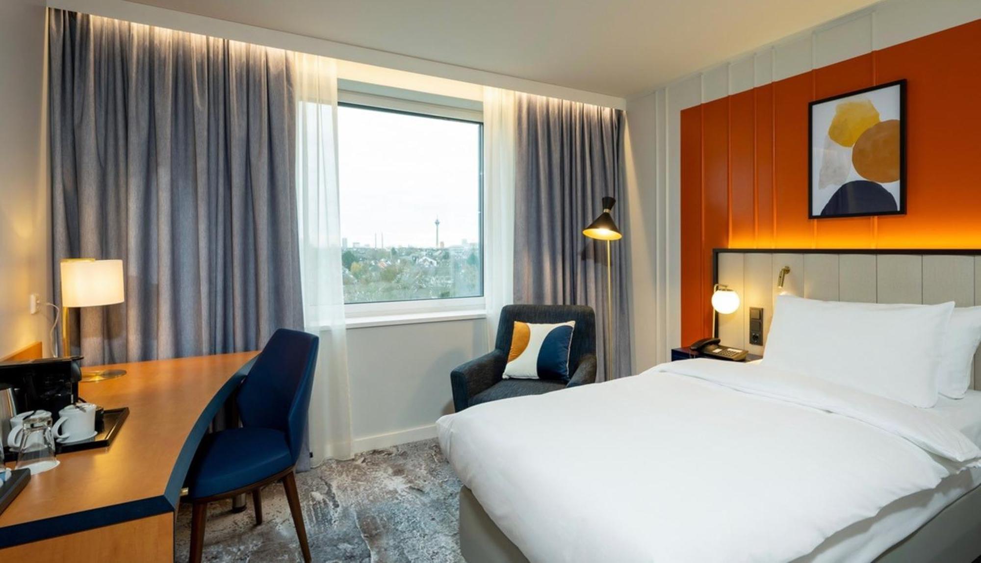Standard Zimmer mit Kingsize-Bett Stadtblick