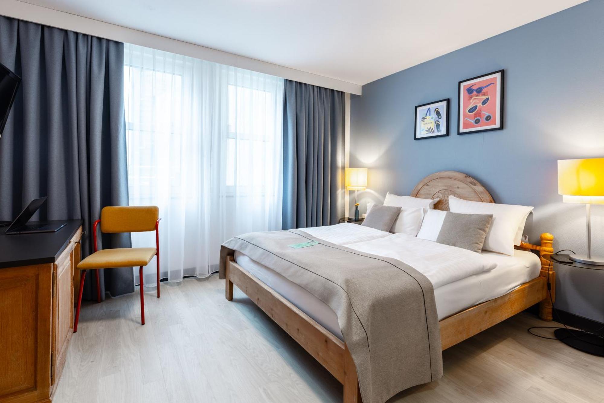Standard Zimmer mit Kingsize-Bett und Dusche